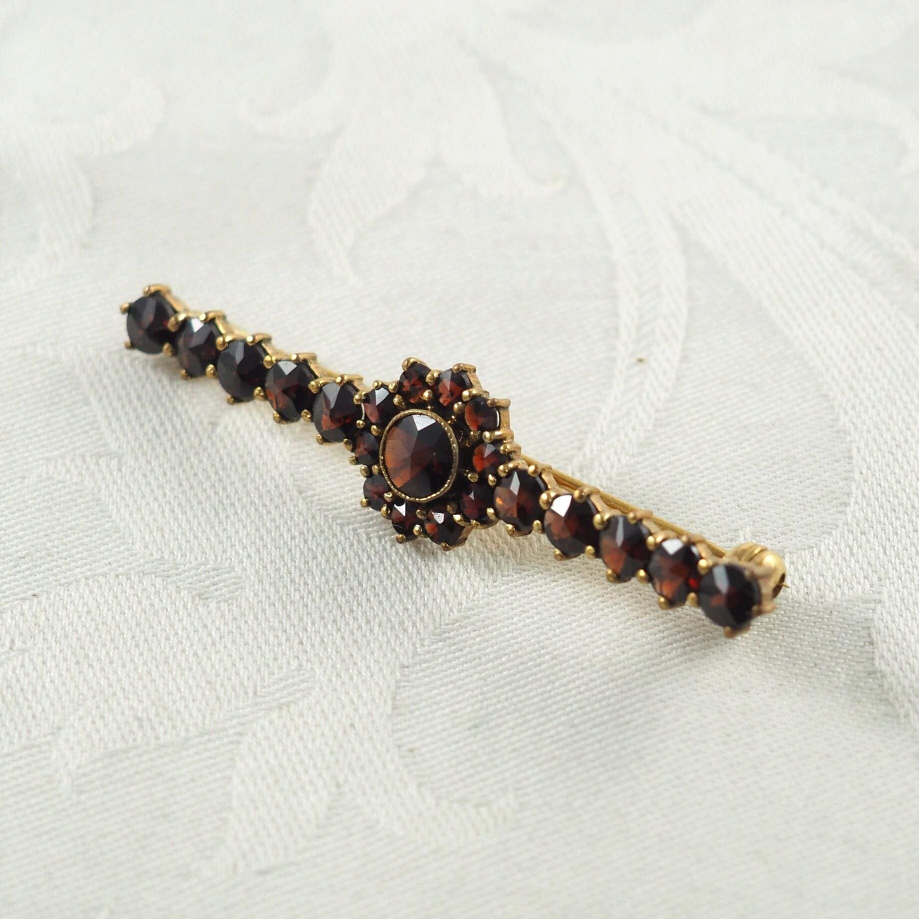 Edwardian Boho Granat Bar Brosche Vergoldete Daisy Cluster, Granate Im Rosenschliff von HanseaticJewels