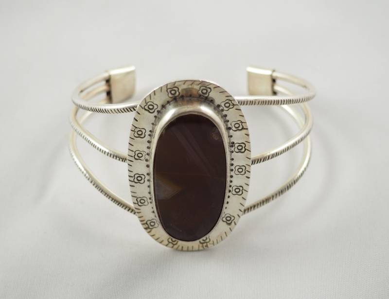 Modernist Silber Armreif Mit Ovaler Platte Aus Rotem Achat, Flexibler Offener Armreif, Unmarkiert, 1970Er Jahre von HanseaticJewels