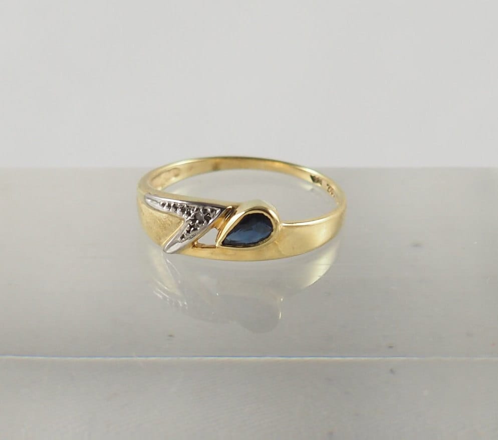 Vintage 8K Gelbgold Bandring Mit Saphir Und Diamant, Tropfenförmiger Saphir, Ringgrößen, Usa 6.8, Uk N, Deutschland 54, 1970Er Jahre von HanseaticJewels