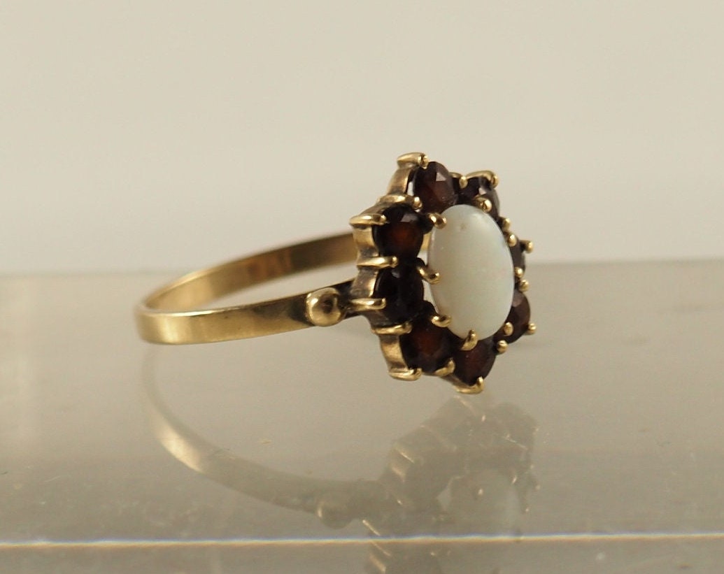 Vintage 8K Gold Boho Granat Und Opal Oval Ring, Deutschland, Ringgröße 11.4Ringgröße Usa 8, 0, Uk P 1/2, Deutschland 57, 1970Er Jahre von HanseaticJewels