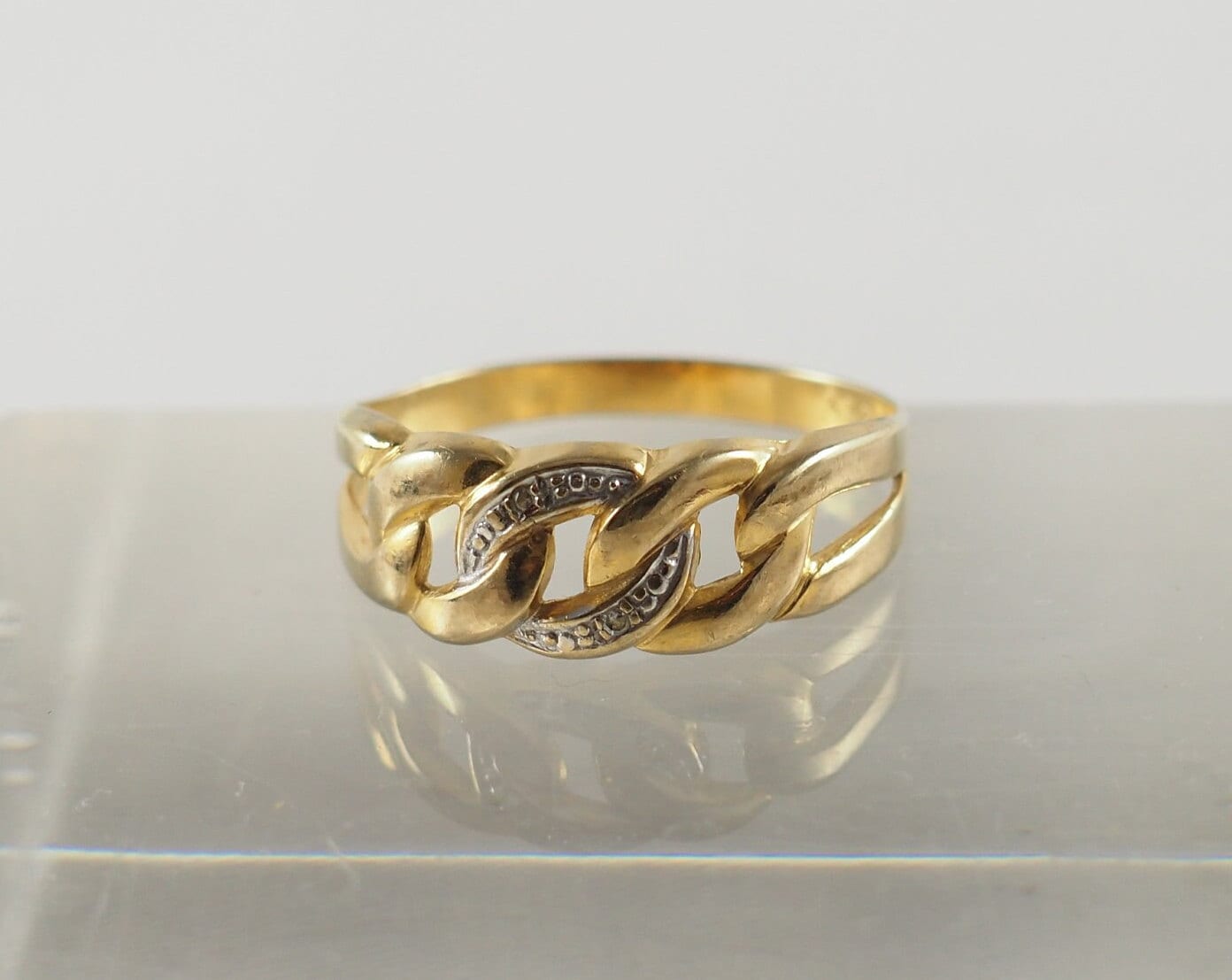 Vintage 8K Gold Und Diamant Keeper Ring, Open Rope Twist, Zwei Winzige Diamanten 0, 01 Karat, Ringgröße Usa 9, Uk S, Deutschland 60, 1950-60 von HanseaticJewels