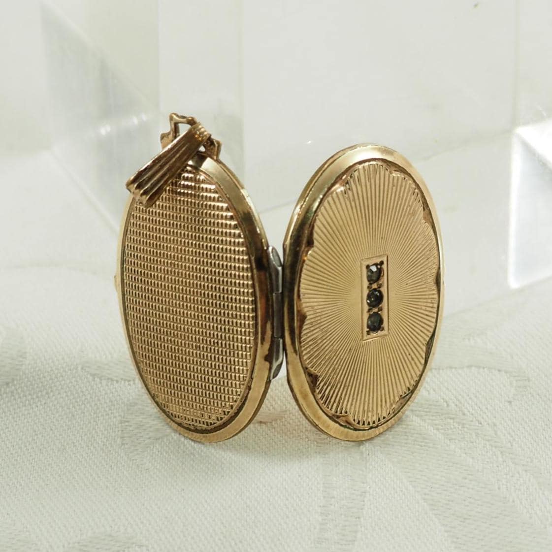 Vintage Art Deco Gold Filled Medaillon Weiße Paste Akzente, 1930Er Jahre Deutschland von HanseaticJewels
