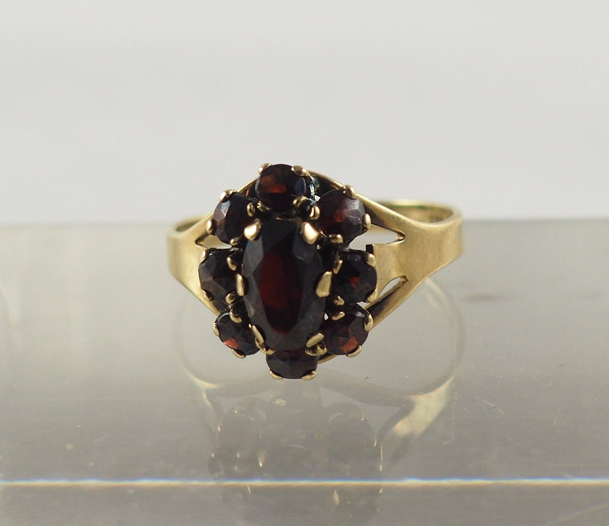 Vintage Art Deco Periode Boho Granat Und 8K Gold Oval Cluster Ring, 333 Gold, Ringgröße Usa 7, 6, Uk P, Deutschland 56, Berlin, 1930Er Jahre von HanseaticJewels