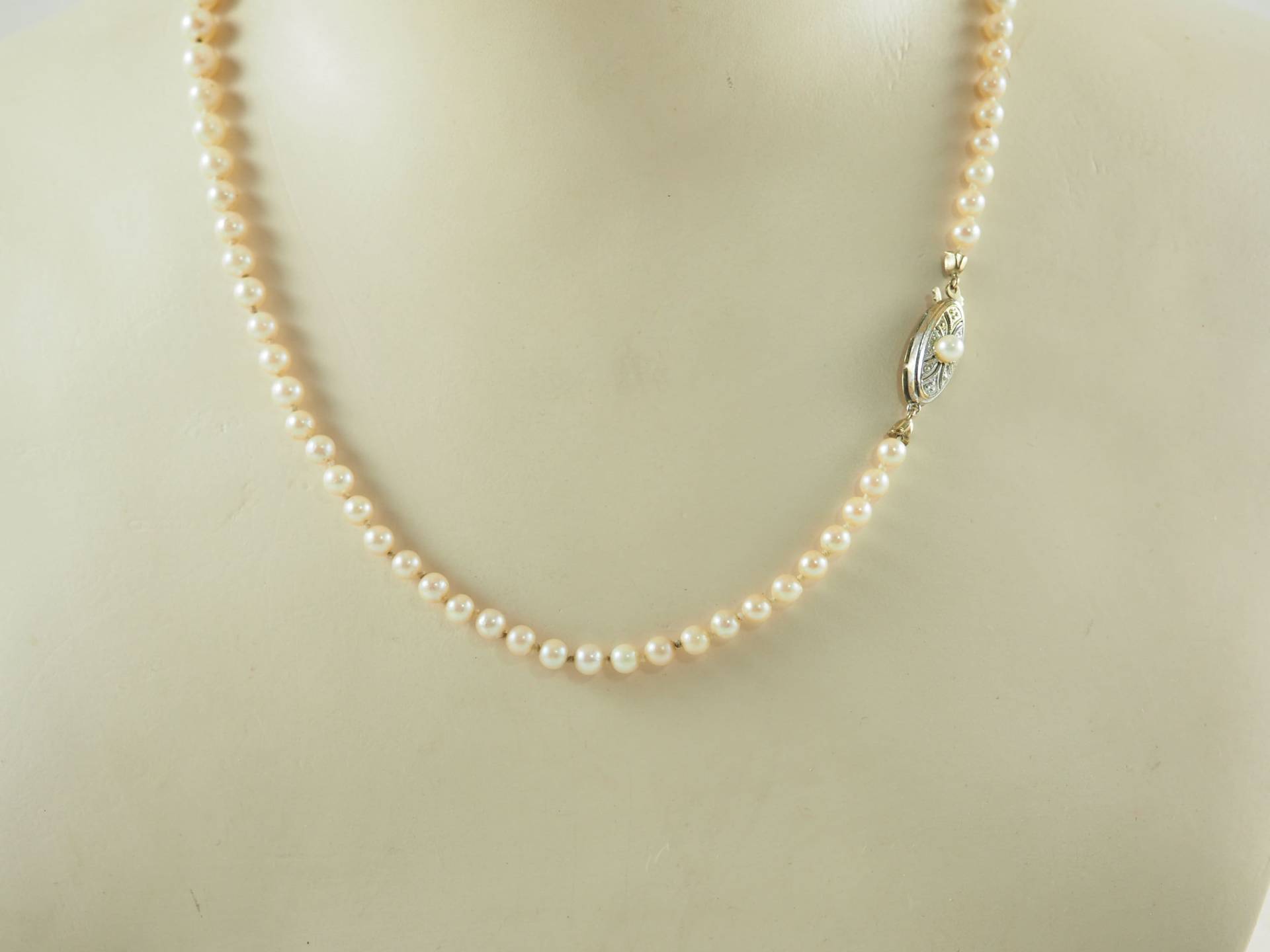 Vintage Art Deco Periode Zuchtperlen Halskette, 8K Gold Verschluss, 83 Abgestufte Perlen 4mm Bis 7mm, Hochzeitsperlen, Deutschland 1930Er Jahre von HanseaticJewels