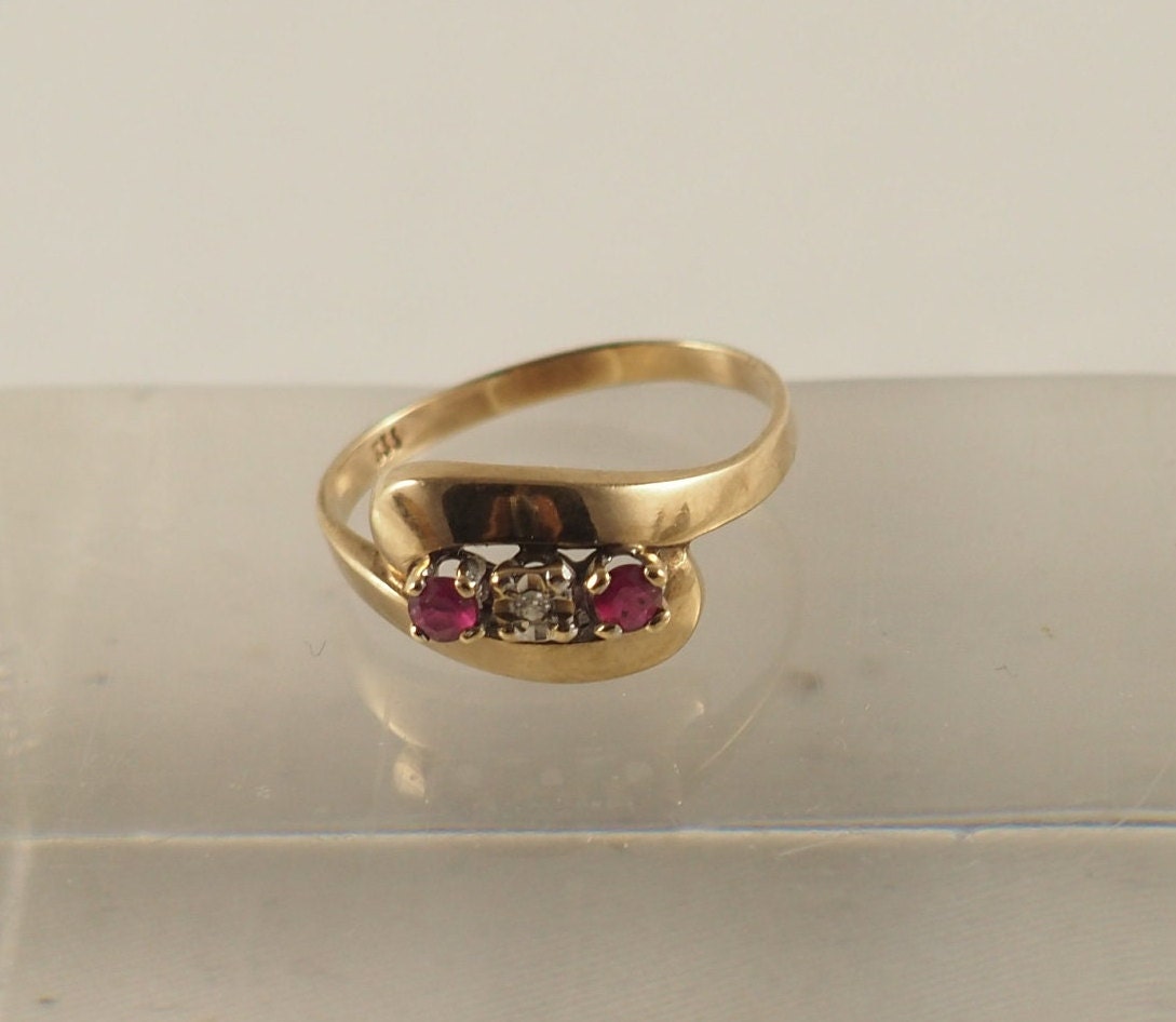 Vintage Art Deco Rubin Und Diamant Crossover Ring in 8K Gold, Verlobungsring, Ringgrößen Usa 8, 0, Uk P 1/2, Deutschland 57, 1930Er Jahre von HanseaticJewels