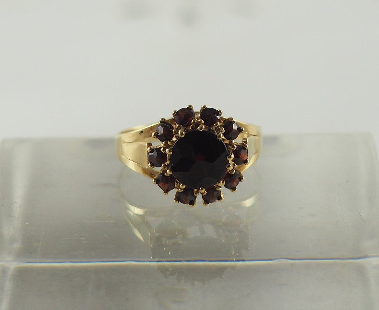 Vintage Boho Granat Und 8K Gold Kreis Cluster Ring, Ringgröße Usa 7, 2, Uk O, Deutschland 55, Januar Birthstone, 1960Er Jahre von HanseaticJewels