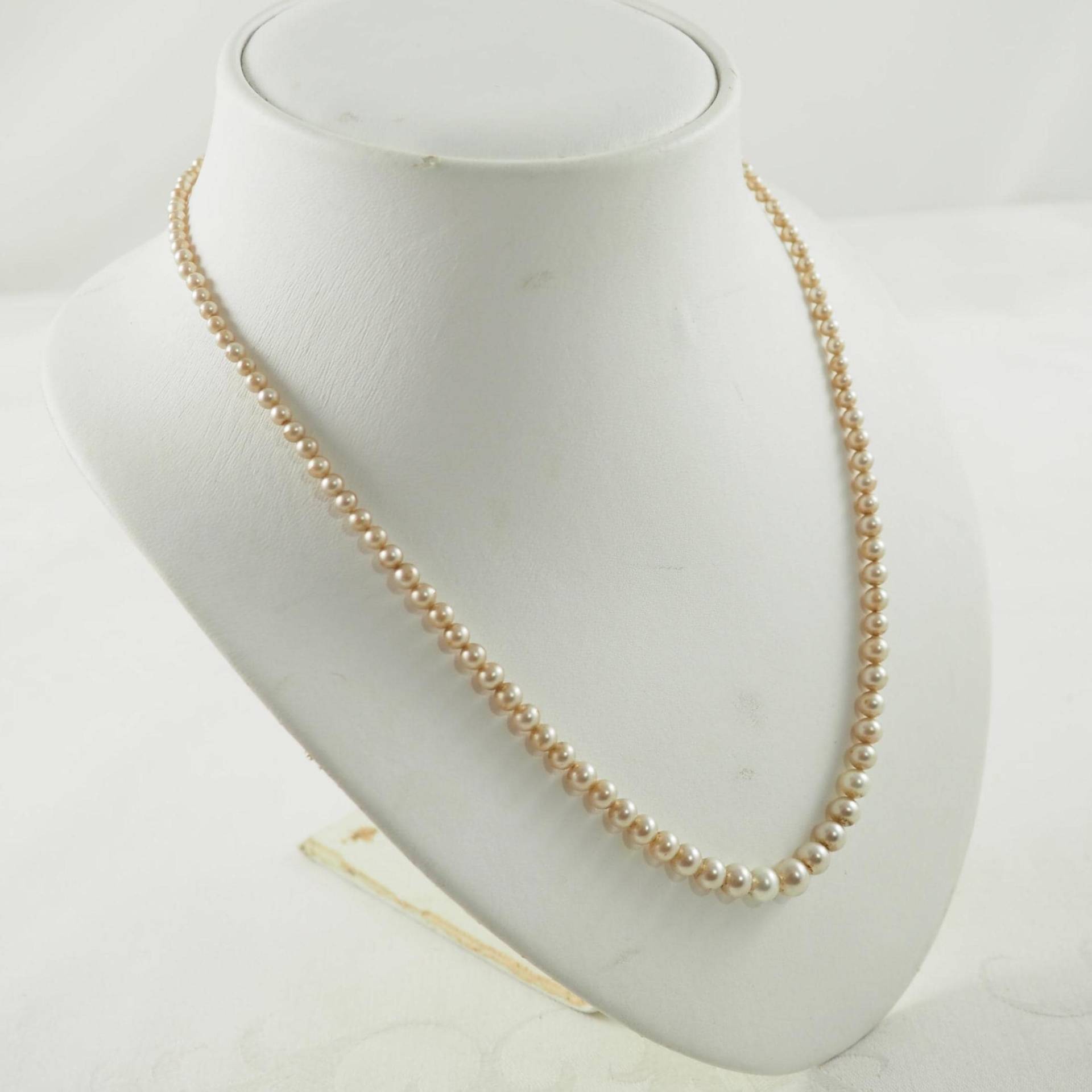 Vintage Champagnerfarbene Faux-Perlen, Graduiert, 8K Gold-Verschluss, 1950Er Jahre von HanseaticJewels