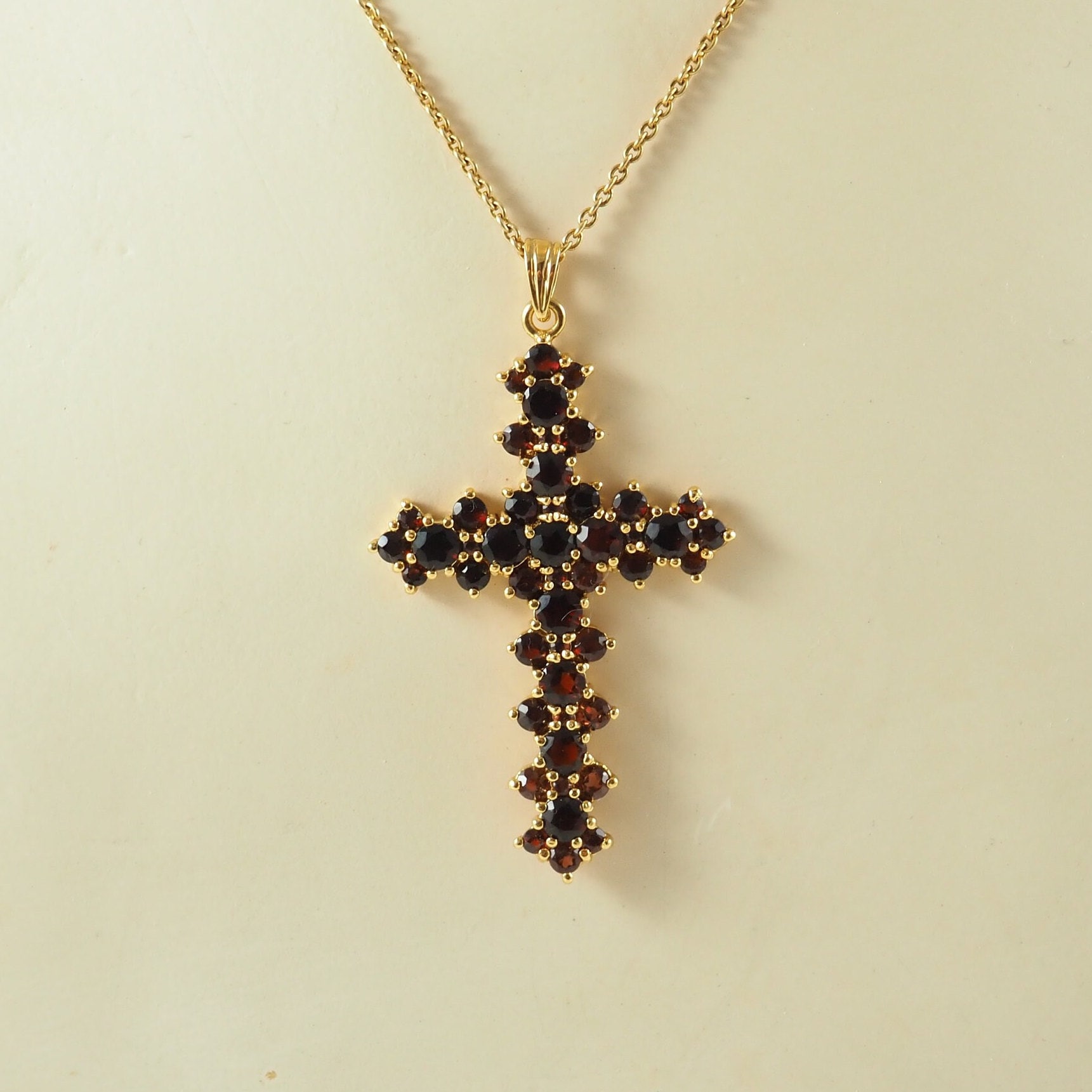 Vintage Vermeil Und Boho Granat Kreuz Kette, Sterling Silber Vergoldet, 5cm Lang, 2 Zoll, Kette 44cm, Januar Geburtsstein, Deutschland 1970Er Jahre von HanseaticJewels