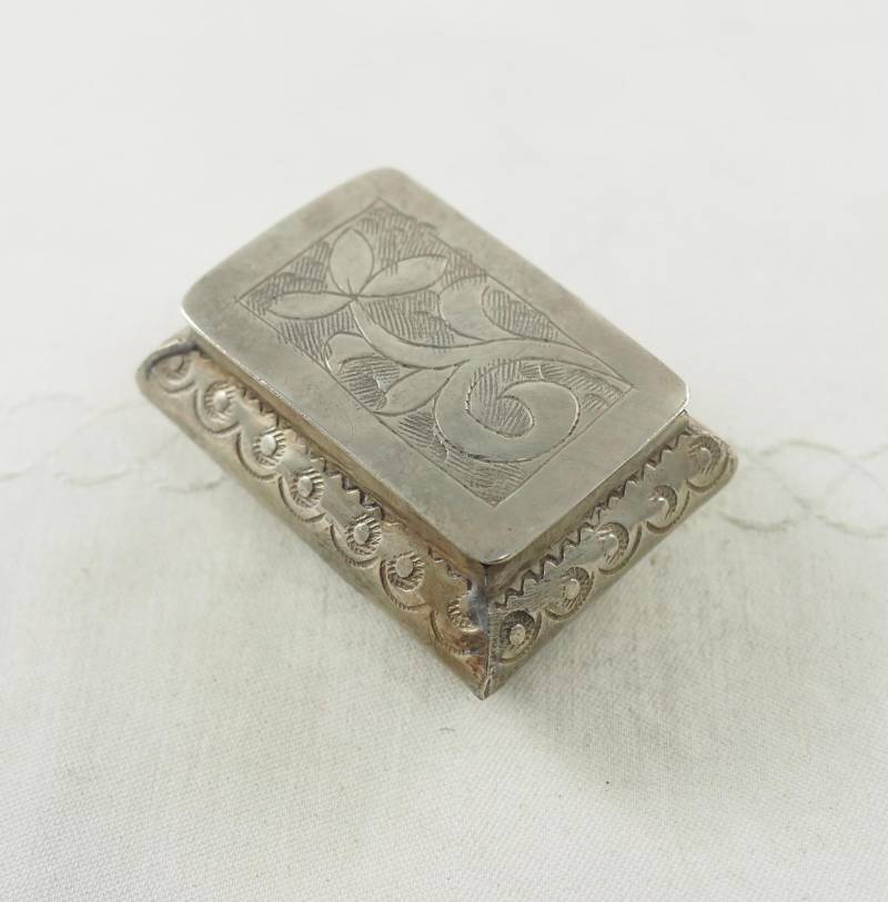 Antike 800Er Silber Deckeldose Blumengravur , Simon Rosenau, Hanau 1900 Antike 800Er Silber Deckeldose Blumengravur , Simon Rosenau, Hanau 1900 von HanseaticAntiques