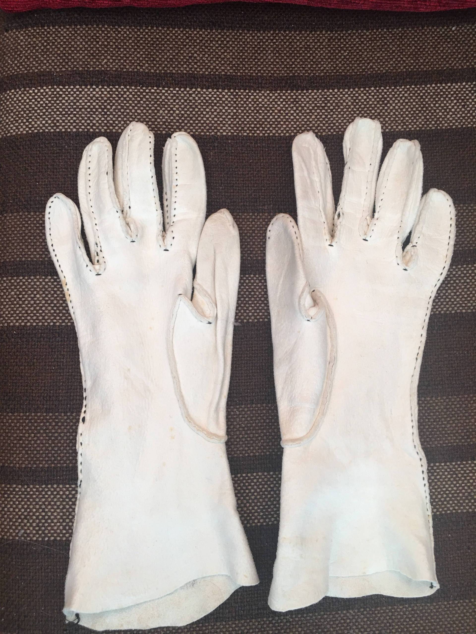 Vintage Elfenbein Lange Handschuhe Aus Langem Ziegenleder Vintage Elfenbein Lange Handschuhe Aus Langem Ziegenleder von HansenScottDesign