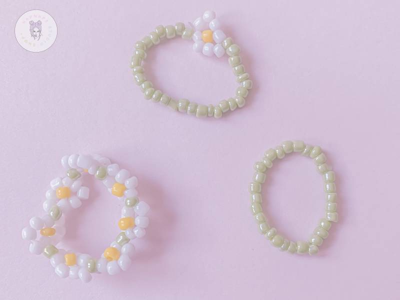 Handmade Beaded Ring Y2K Flower Daisy Set Gift Seed Bead Pastel For Her Partner Friendship von HapnapsStudio