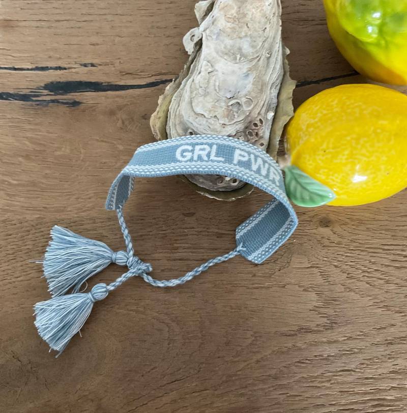 Armband, Bestickt Grl Pwr, Grau-Blau, Girl Power von HappieNettie