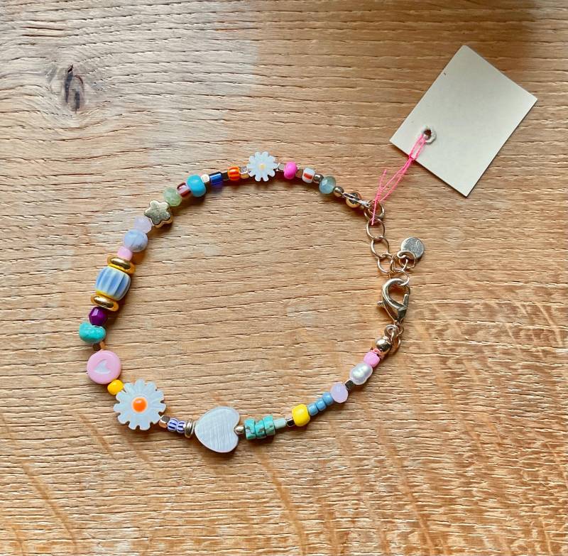 Buntes Perlenarmband Mit Herzen Und Blumen Hearts & Daisies Freundschaftsarmband Buntes Perlenarmband Mit Herzen Und Blumen Hearts & Daisies Freundschaftsarmband von HappieNettie