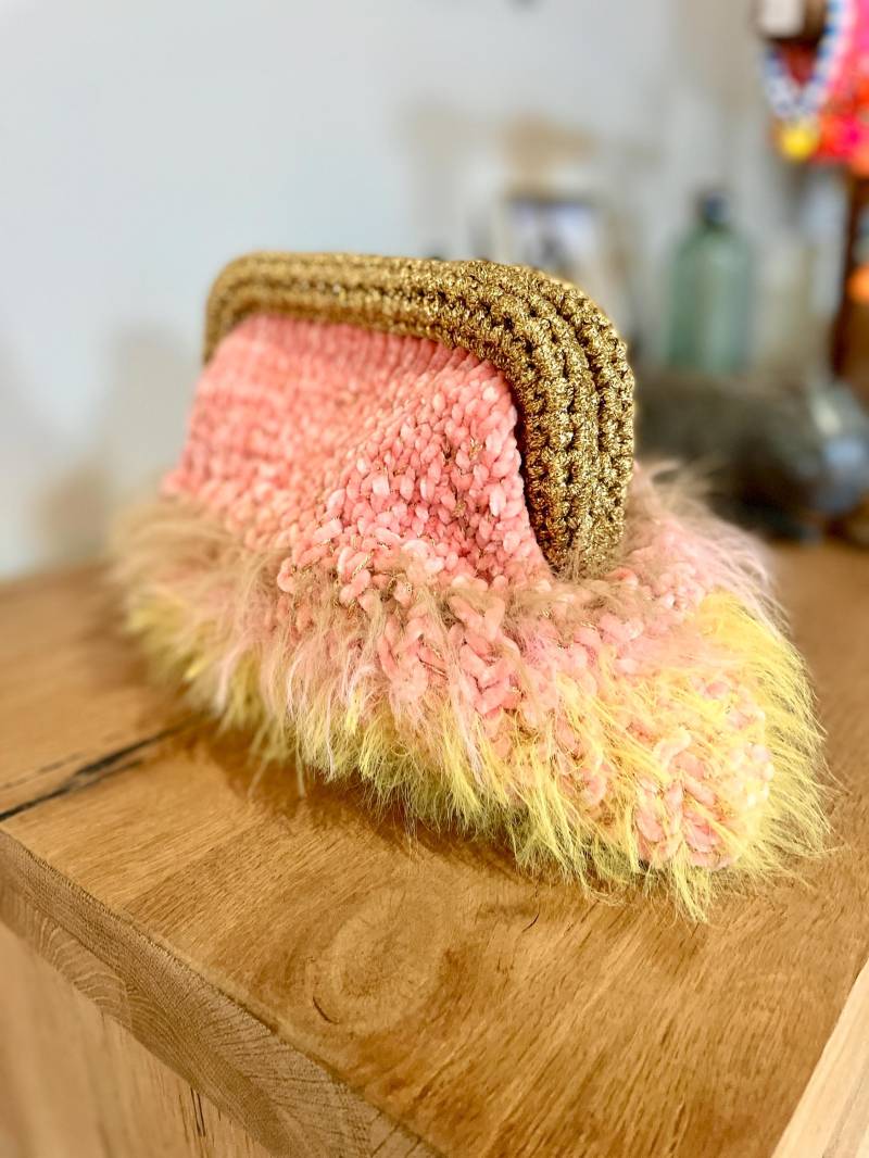 Glamour-Clutch, Gestrickte Handtasche Rosa Gelb Gold von HappieNettie