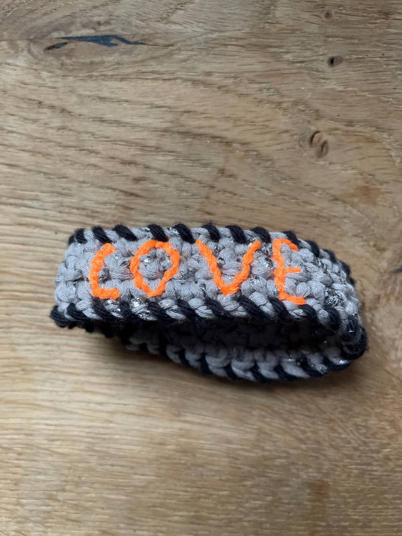 Häkel-Armband Love Grau Schwarz Silber, Gehäkelt von HappieNettie