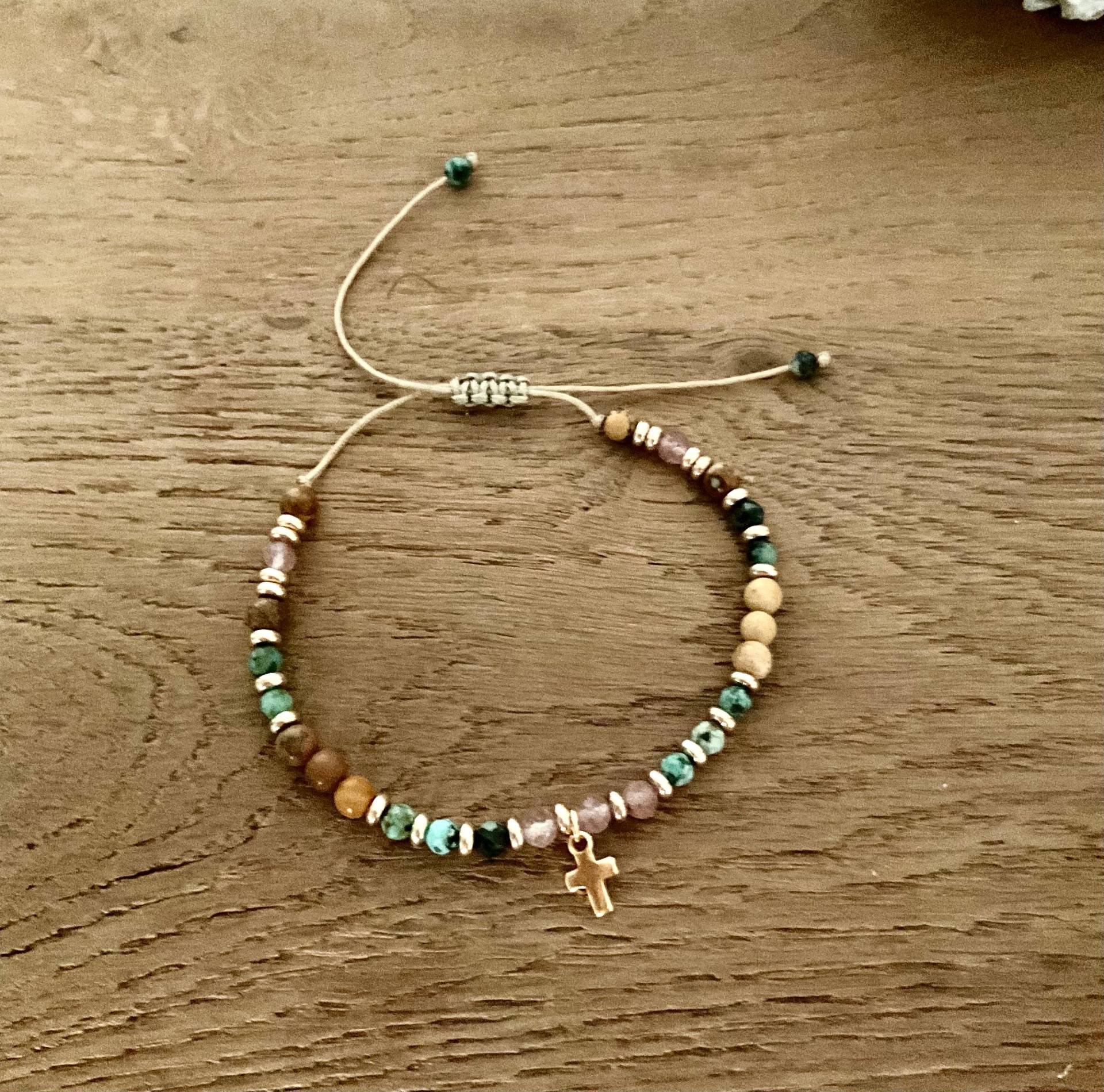 Makramee-Armband Aus Grünen Und Braunen Perlen Mit Kreuz von HappieNettie