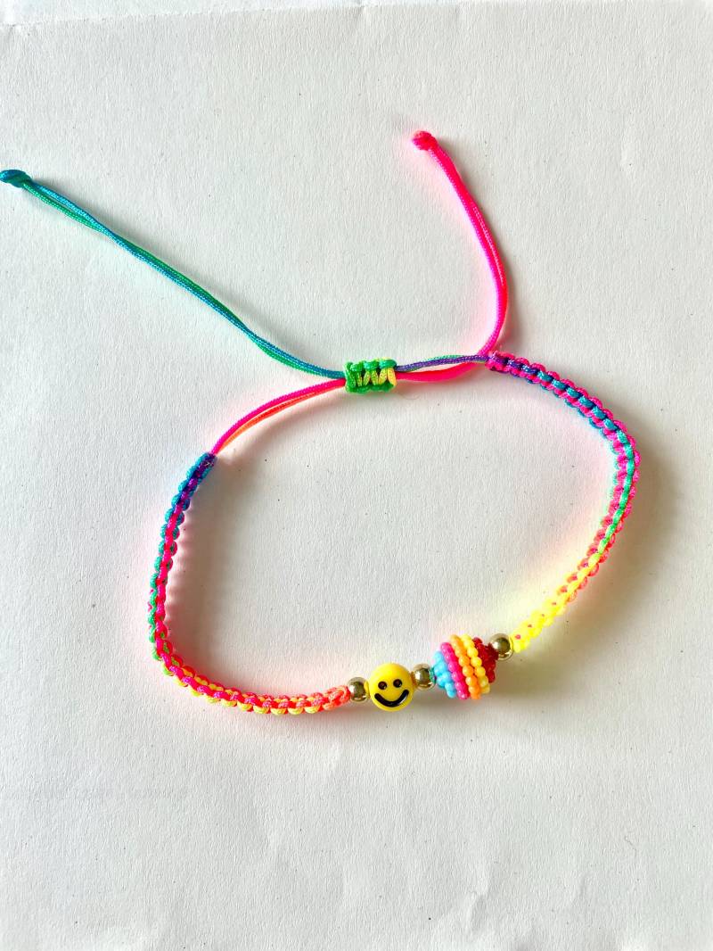 Makramee-Armband Mit Smiley Neonbunt Regenbogen Rainbow Freundschaftsarmband von HappieNettie