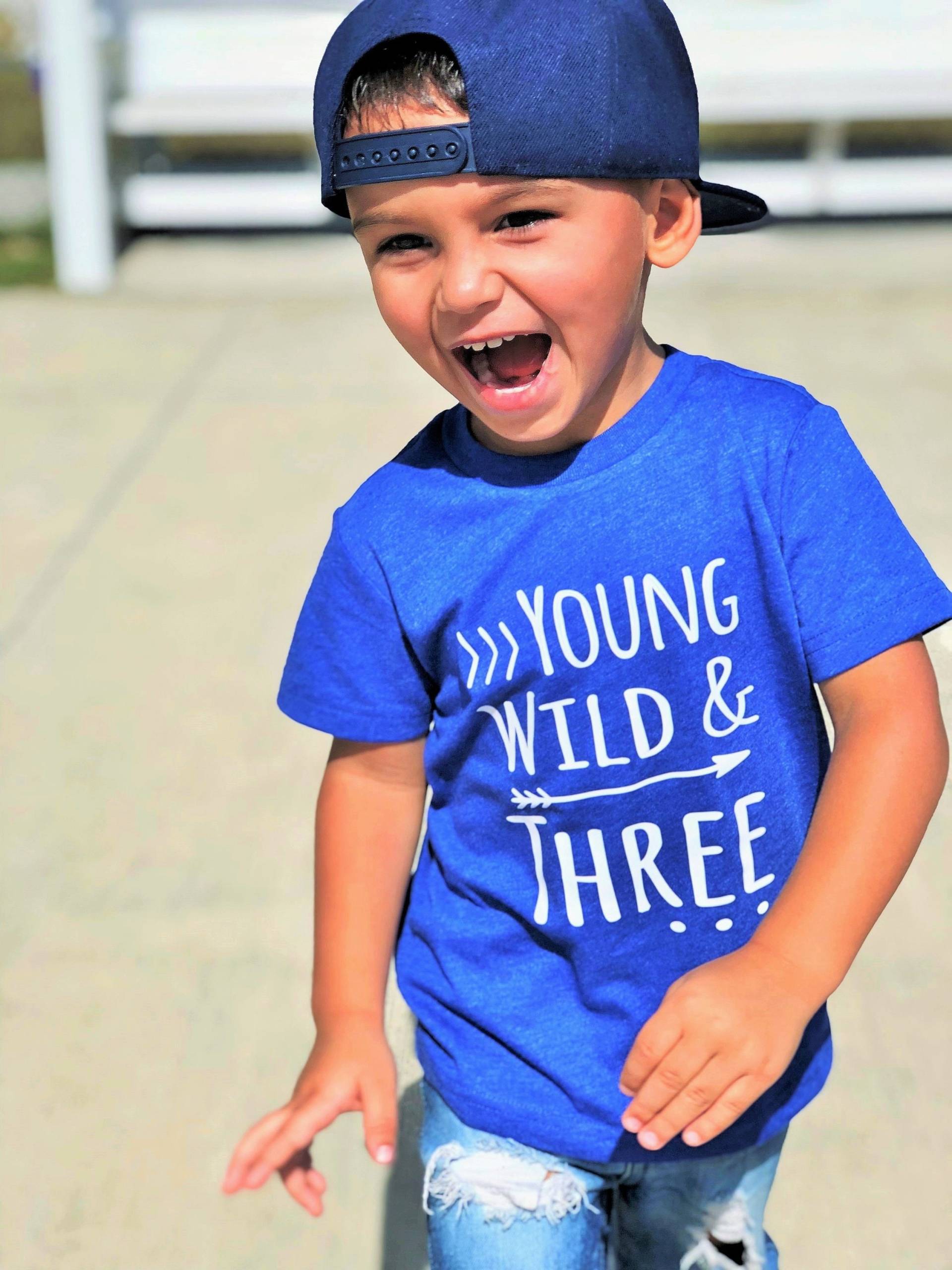 3. Geburtstag Shirt - Junge Wild & Drei Vorder- Und Rückendesign Name Auf Der Rückseite Drei Jahre Alt Kleinkind Geburtstagsshirt von HappyBrooke