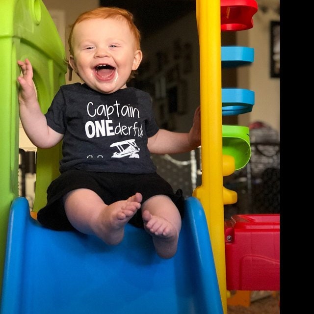 Captain Onedeful - Vintage Flugzeug Erster Geburtstag Shirt Vorder- Und Rückseitendesign Name Auf Der Rückseite Mr Wonderful von HappyBrooke