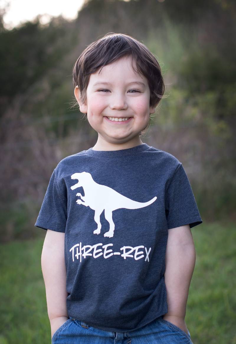 Drei Rex - 3. Geburtstag Shirt Vorder- Und Rückendesign Name Auf Der Rückseite Drei Jahre Alt Kleinkind Dinosaurier von HappyBrooke