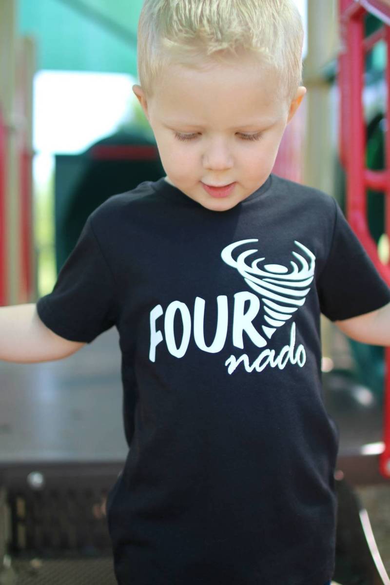 Fournado - Vierjähriger Geburtstag Name Auf Der Rückseite Vier Jahre Alt Kleinkind Geburtstagsshirt Nado von HappyBrooke