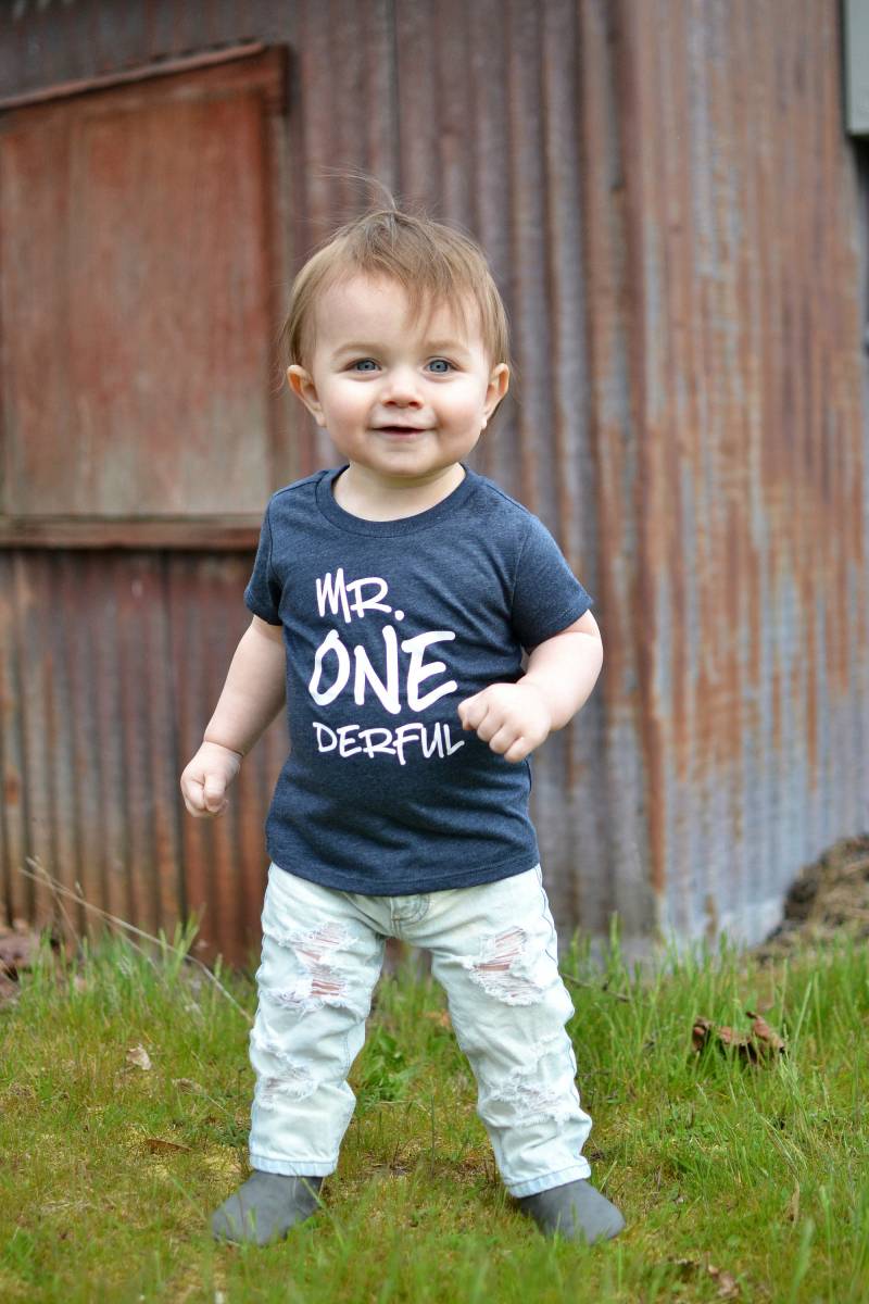Mr Onedeful - Graffiti 1st Birthday Shirt Junge Vorder- Und Rückseite Design Name Auf Erster Geburtstag Ein Jahr Wonderful Urban Mr Onedeful - Graffiti 1st Birthday Shirt Junge Vorder- Und Rückseite Design Name Auf Erster Geburtstag Ein Jahr Wonderful Urban von HappyBrooke