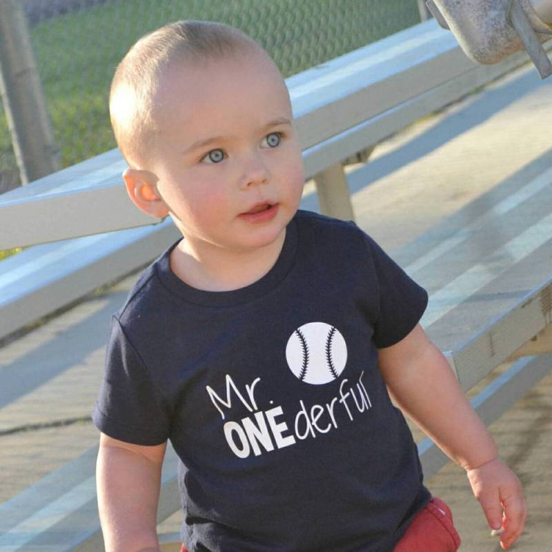 Mr Onederful - Baseball Sportthema 1st Birthday Shirt Vorder- Und Rückseitendesign Name Auf Der Rückseite Ein Jahr Alt Wonderful Onederful von HappyBrooke
