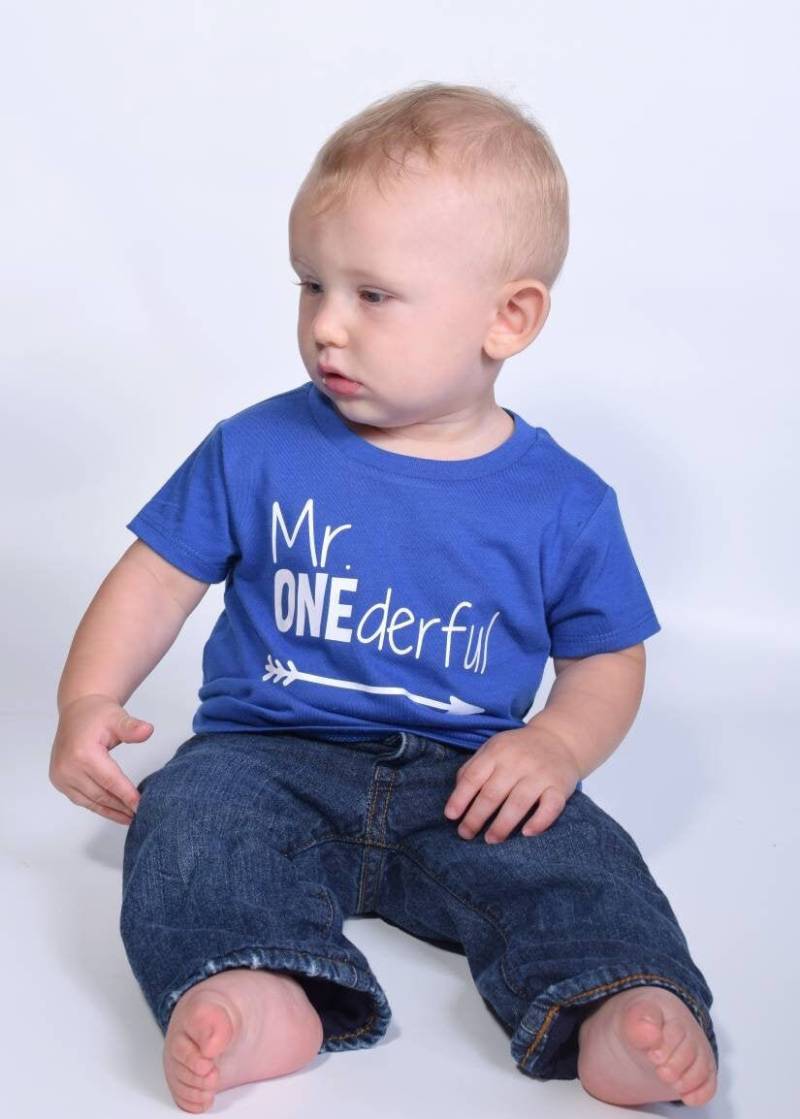 Mr Onederful - Pfeil 1. Geburtstag Shirt Stammes- Name Auf Rückseite Ein Jahr Alt Wonderful Einzigartig Trendy von HappyBrooke