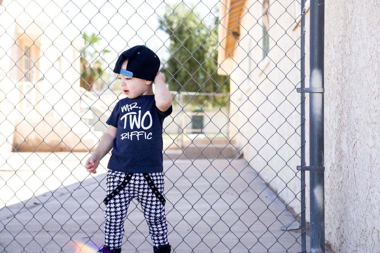 Mr Tworiffic - Graffiti 2nd Birthday Shirt Vorder- Und Rückseite Design Name Auf Terrific Two Junge Modern Urban von HappyBrooke