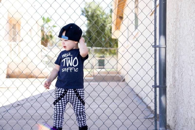 Mr Tworiffic - Graffiti 2nd Birthday Shirt Vorder- Und Rückseite Design Name Auf Terrific Two Junge Modern Urban Mr Tworiffic - Graffiti 2nd Birthday Shirt Vorder- Und Rückseite Design Name Auf Terrific Two Junge Modern Urban von HappyBrooke