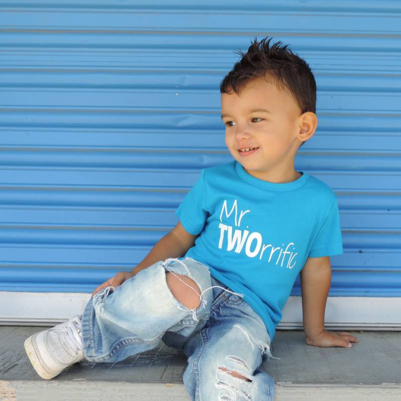 Mr Tworrific - Shirt Zum 2.geburtstag Vorder- Und Rückendesign Name Auf Der Rückseite Geburtstag Zwei Jahre Alt Terrific Two von HappyBrooke