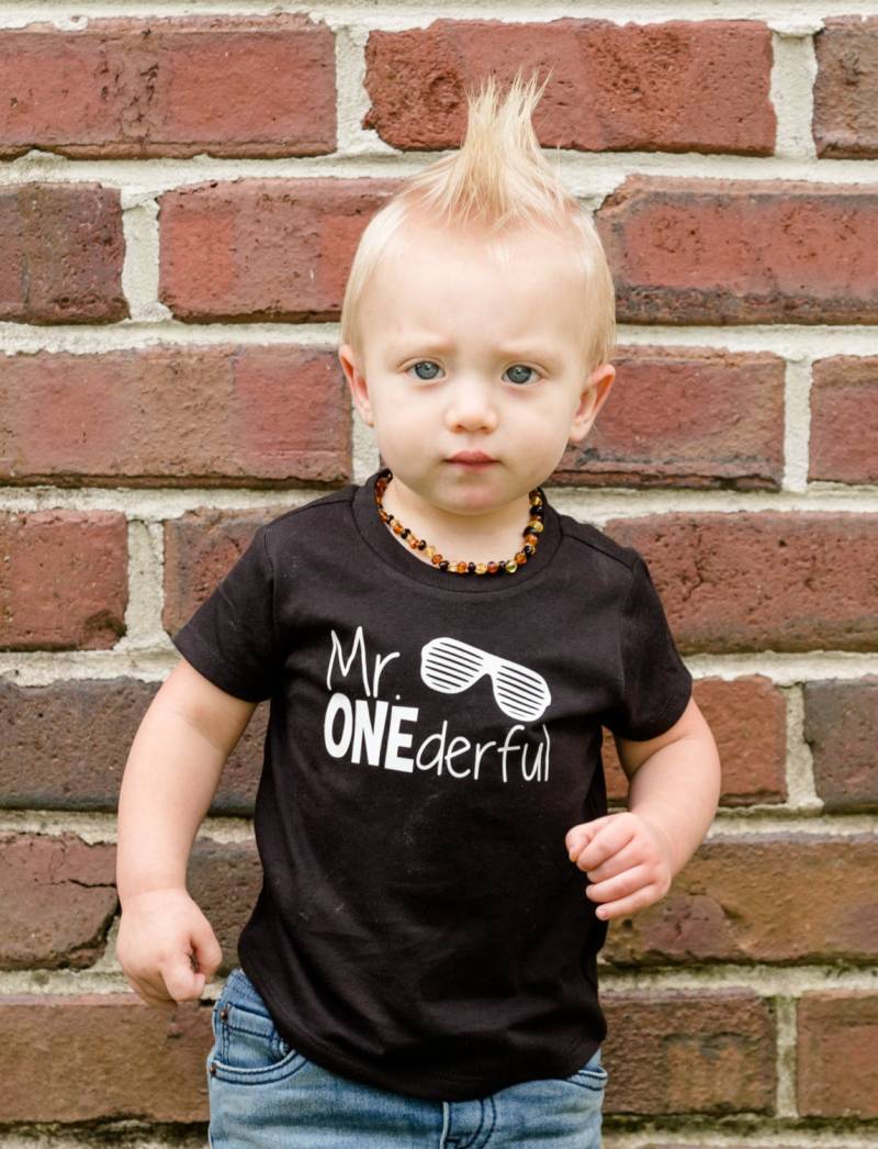 Sonnenbrillen - Mr Onederful Cool Guy 1st Birthday Shirt Name Auf Der Rückseite Erster Geburtstag Ein Jahr Wonderful Onederful Sonnenbrille von HappyBrooke
