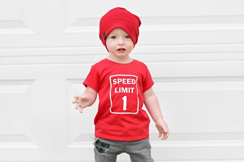 Speed Limit 1 - 1.geburtstag Shirt Vorder- Und Rückendesign Name Hinten Jahr Alter Erster Geburtstag Speed Limit 1 - 1.geburtstag Shirt Vorder- Und Rückendesign Name Hinten Jahr Alter Erster Geburtstag von HappyBrooke