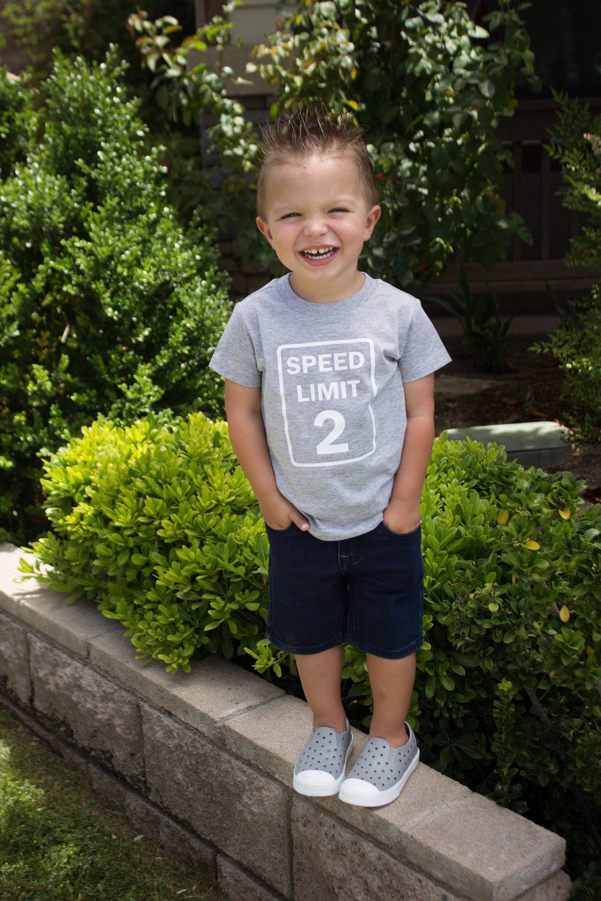 Speed Limit 2 - 2.geburtstags Shirt Vorder- Und Rückendesign Name Auf Der Rückseite Geburtstagskind Zwei Jahre Alt Autorennen-Thema von HappyBrooke