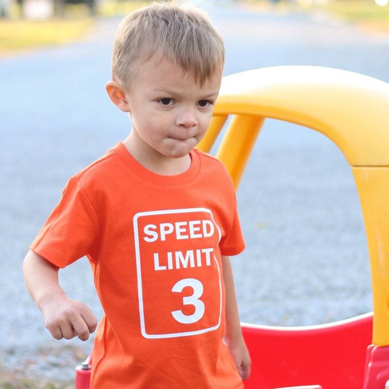 Speed Limit 3 - 3. Geburtstag Shirt Vorder- Und Rückseite Name Auf Der Junge Kleinkind Auto Speed Limit 3 - 3. Geburtstag Shirt Vorder- Und Rückseite Name Auf Der Junge Kleinkind Auto von HappyBrooke