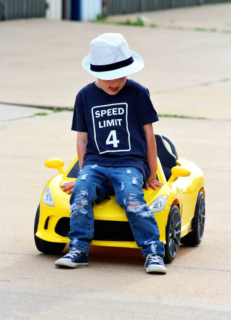 Speed Limit 4 - 4.geburtstag Shirt Name Auf Der Rückseite Vierjährige Kleinkind Geburtstag Geburtstagskind Auto Oder Rennsport Thema von HappyBrooke