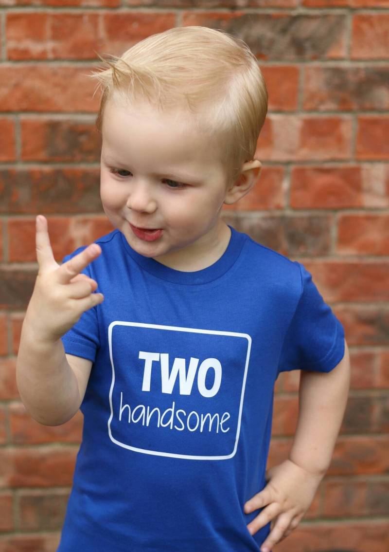 Two Handsome - 2.geburtstag Shirt Vorder- Und Rückseite Design Name Auf Der Junge Kleinkind Geburtstag Terrific Two Two Handsome - 2.geburtstag Shirt Vorder- Und Rückseite Design Name Auf Der Junge Kleinkind Geburtstag Terrific Two von HappyBrooke