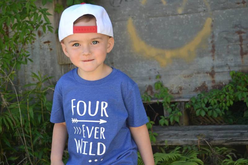 Vier Überhaupt Wild - 4. Geburtstag Shirt Name Auf Dem Rücken Vier Jahre Alt Kleinkind Geburtstagsshirt Geburtstagskind Vier Überhaupt Wild - 4. Geburtstag Shirt Name Auf Dem Rücken Vier Jahre Alt Kleinkind Geburtstagsshirt Geburtstagskind von HappyBrooke