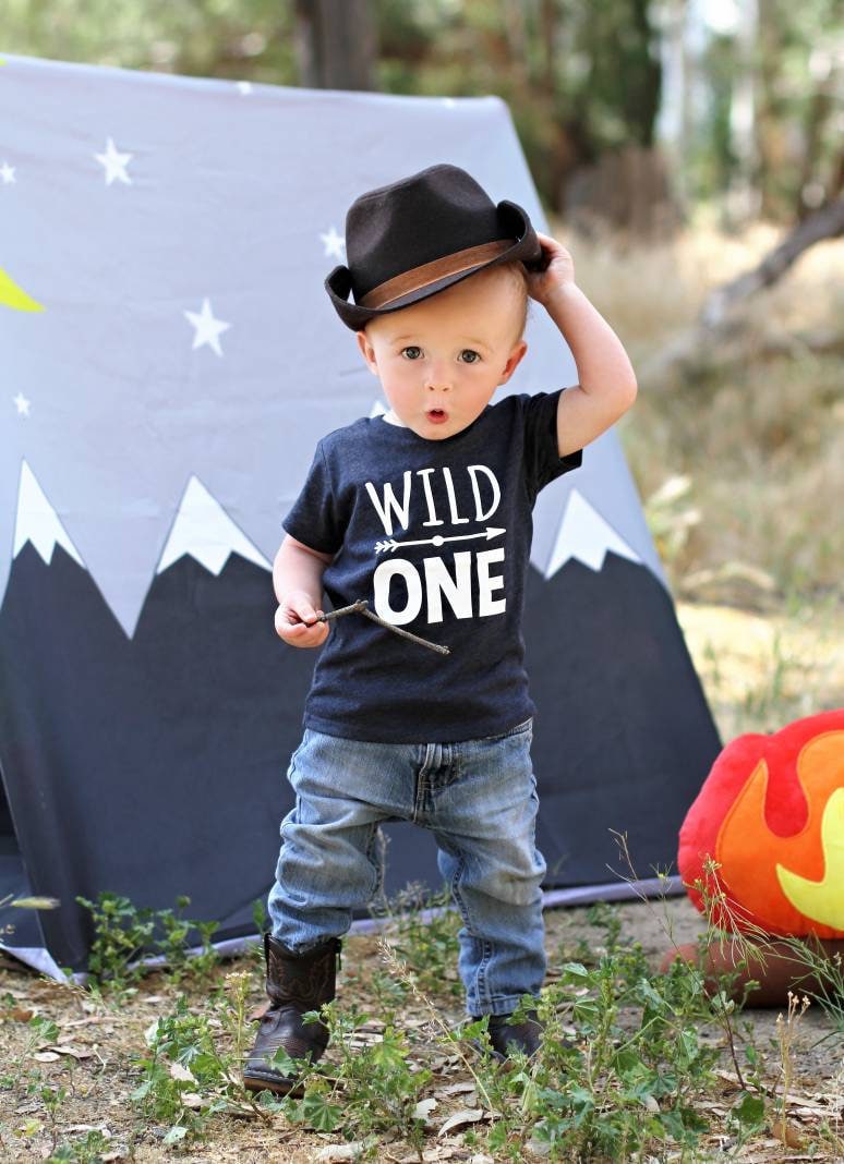 Wild One - 1st Birthday Shirt Vorder- Und Rückendesign Name Auf Der Rückseite Einjähriger Erster Geburtstag Wilder Pfeil Rustikal von HappyBrooke