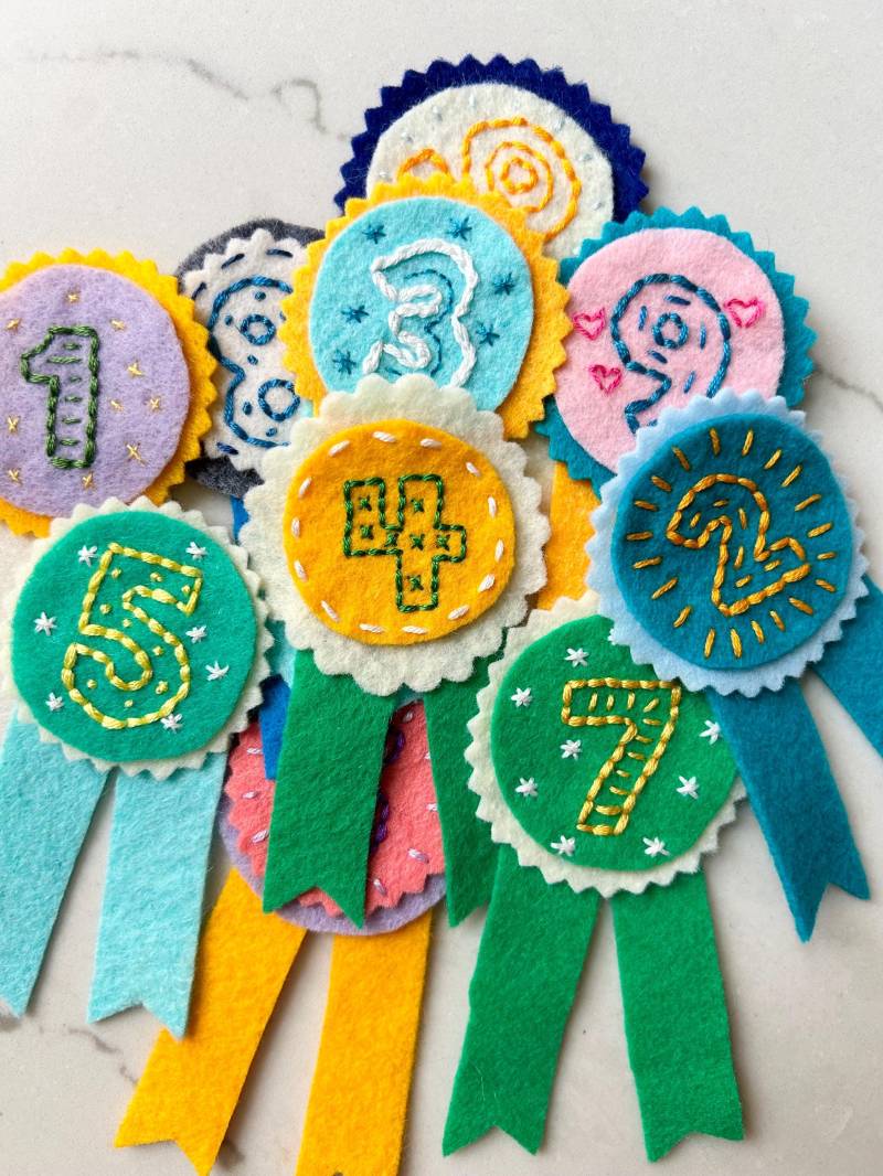 Handgemachte Gestickte Zahl Filz Geburtstagsanstecker Handgemachte Gestickte Zahl Filz Geburtstagsanstecker von HappyCamperNYC