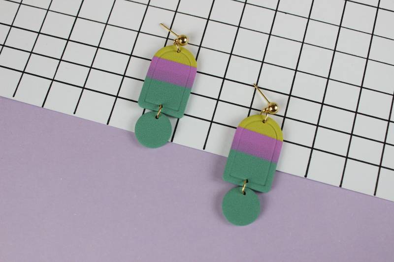 Bunte Ombre Hängeohrringe Mit Goldenen Steckern, Handgemachte Bunte Ohrringe Aus Polymer Clay von HappyClayWorld