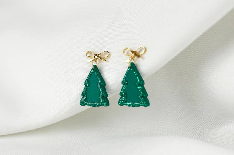 Handgemachte Ohrringe Aus Polymer Clay, Tannenbaum Mit Messing Schleifen Stecker, Süße Weihnachtsohrringe Glitzer von HappyClayWorld