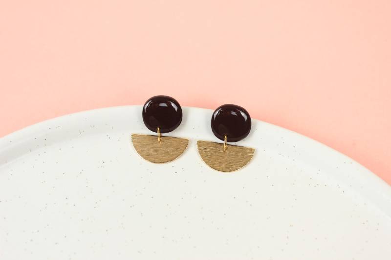 Handgemachte Polymer Clay Ohrringe Mit Messing Anhänger, Minimalistisch Glänzende Dunkelbraune-Gold von HappyClayWorld