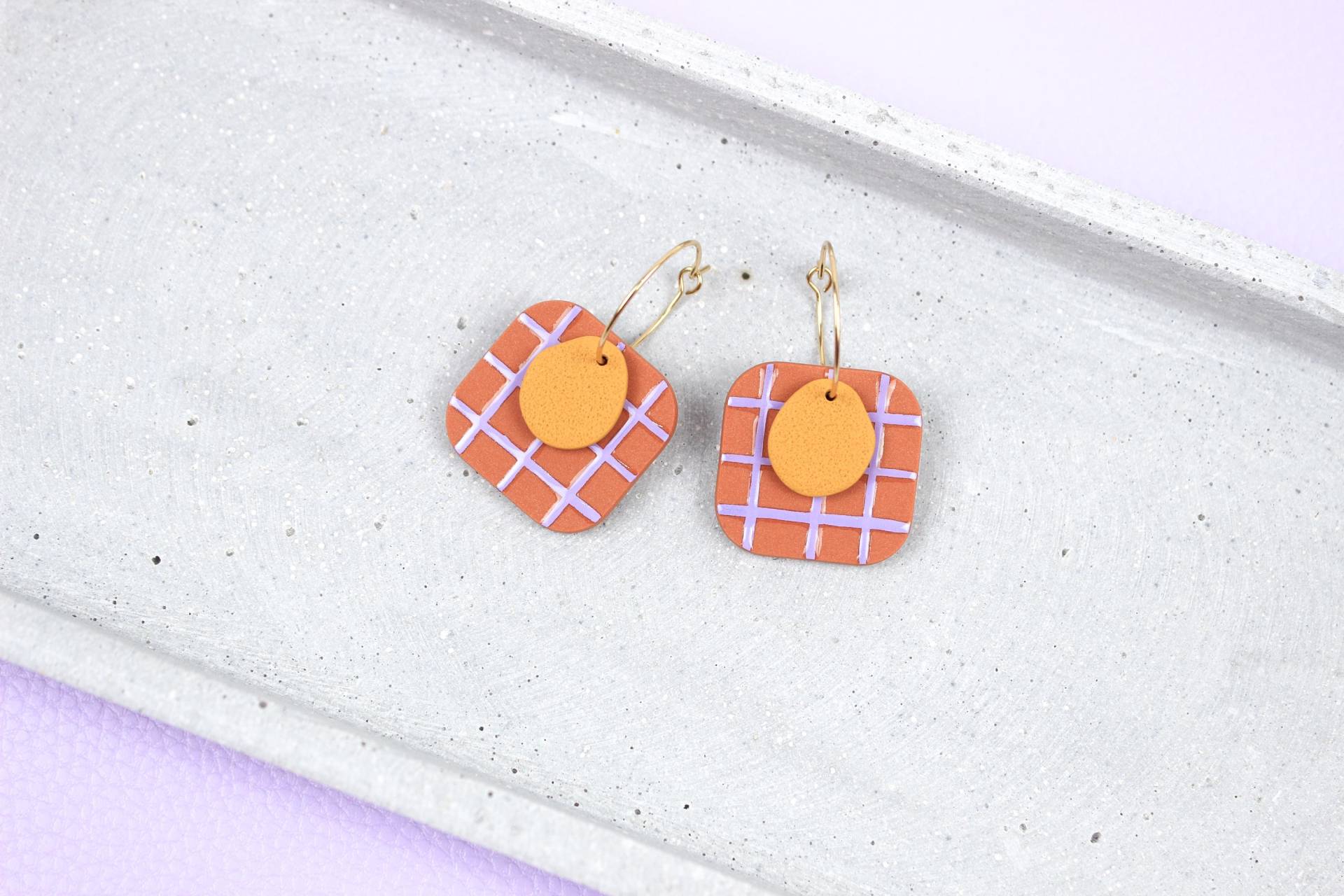 Polymer Clay Ohrringe, Handgemachte Creolen, Braune Fimo Ohrringe Mit Muster, Hängeohrringe Edelstahl Creolen von HappyClayWorld