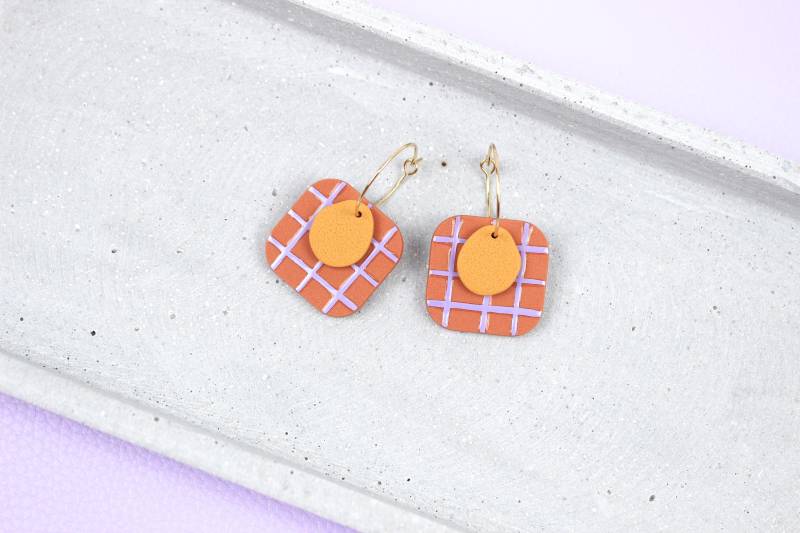 Polymer Clay Ohrringe, Handgemachte Creolen, Braune Fimo Ohrringe Mit Muster, Hängeohrringe Edelstahl Creolen von HappyClayWorld