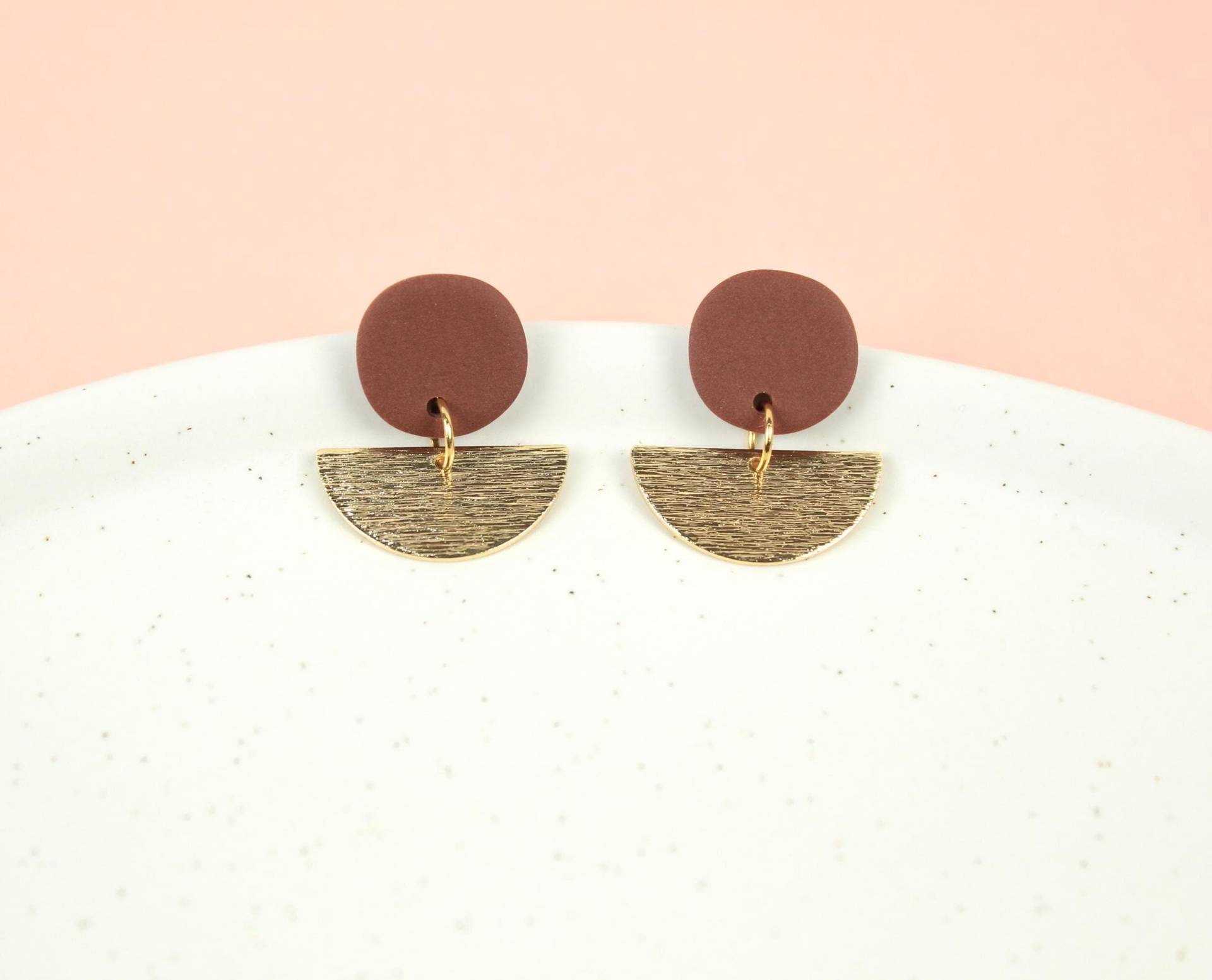 Polymer Clay Ohrringe, Handgemachte Ohrringe Mit Messing Anhänger, Minimalistisch Dunkelbraun-Gold Edelstahl Stecker von HappyClayWorld