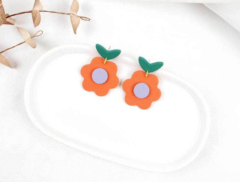 Polymer Clay Ohrringe, Handgemachte Orange Blumen Hängeohrringe Aus Ton, Fimo Ohrringe Mit Edelstahl Stecker von HappyClayWorld