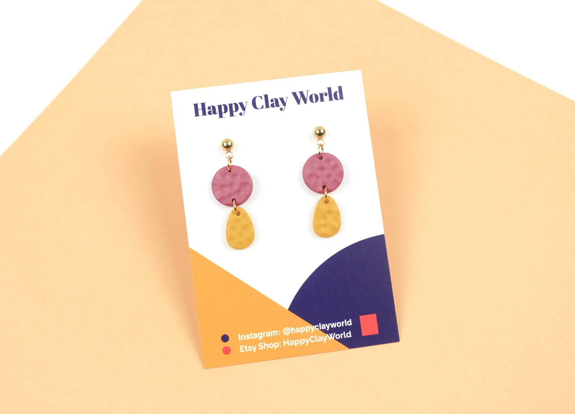 Polymer Clay Ohrringe, Kleine Mauve/Rosa Kreis Ohrringe Mit Gelben Charm, Handgemachte Hängeohrringe Aus Gehämmerten Textur von HappyClayWorld