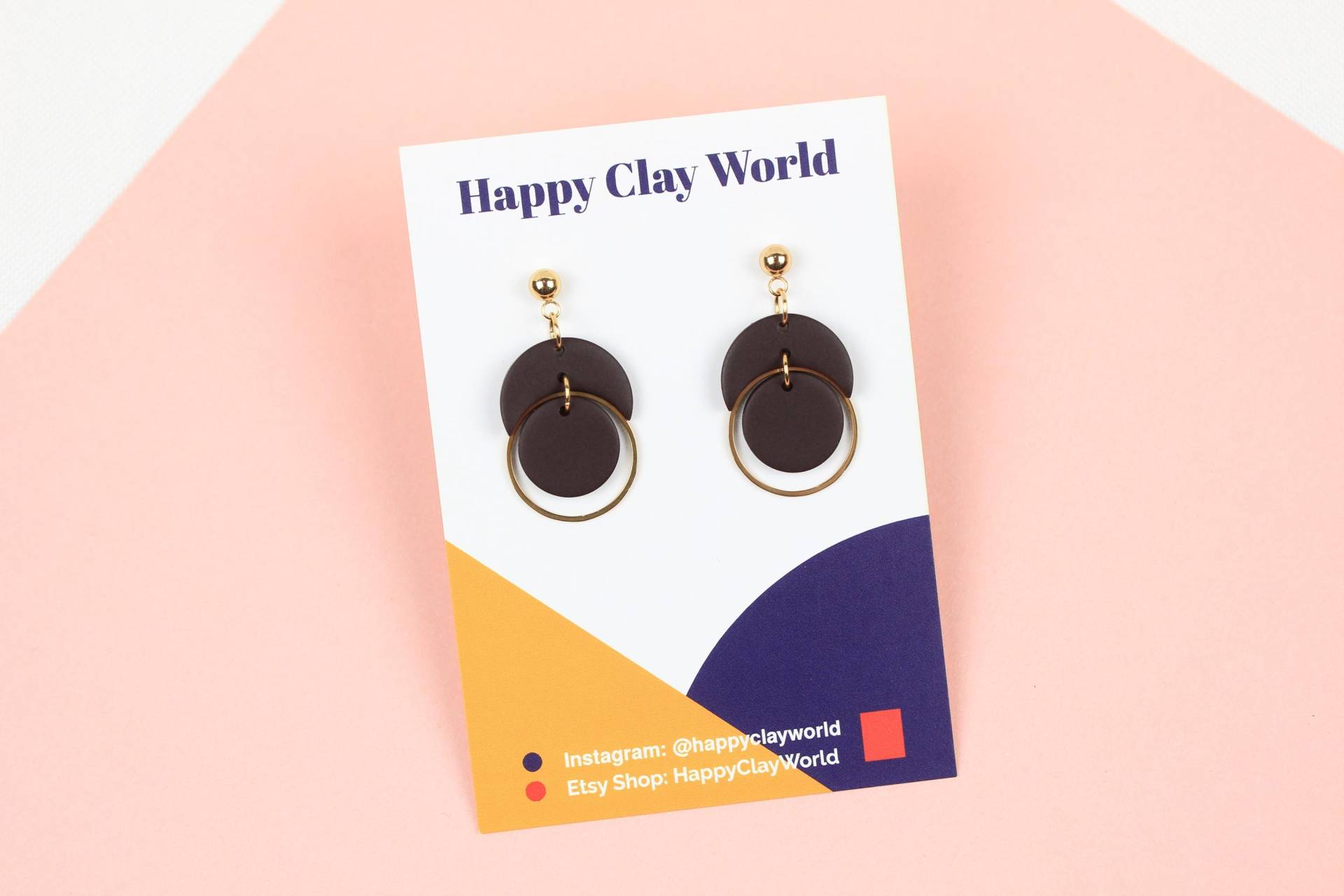 Polymer Clay Ohrringe, Minimalistisch Dunkelbraun Mond Ohrringe Aus Mit Vergoldeten Edelstahl Kreis Anhänger von HappyClayWorld
