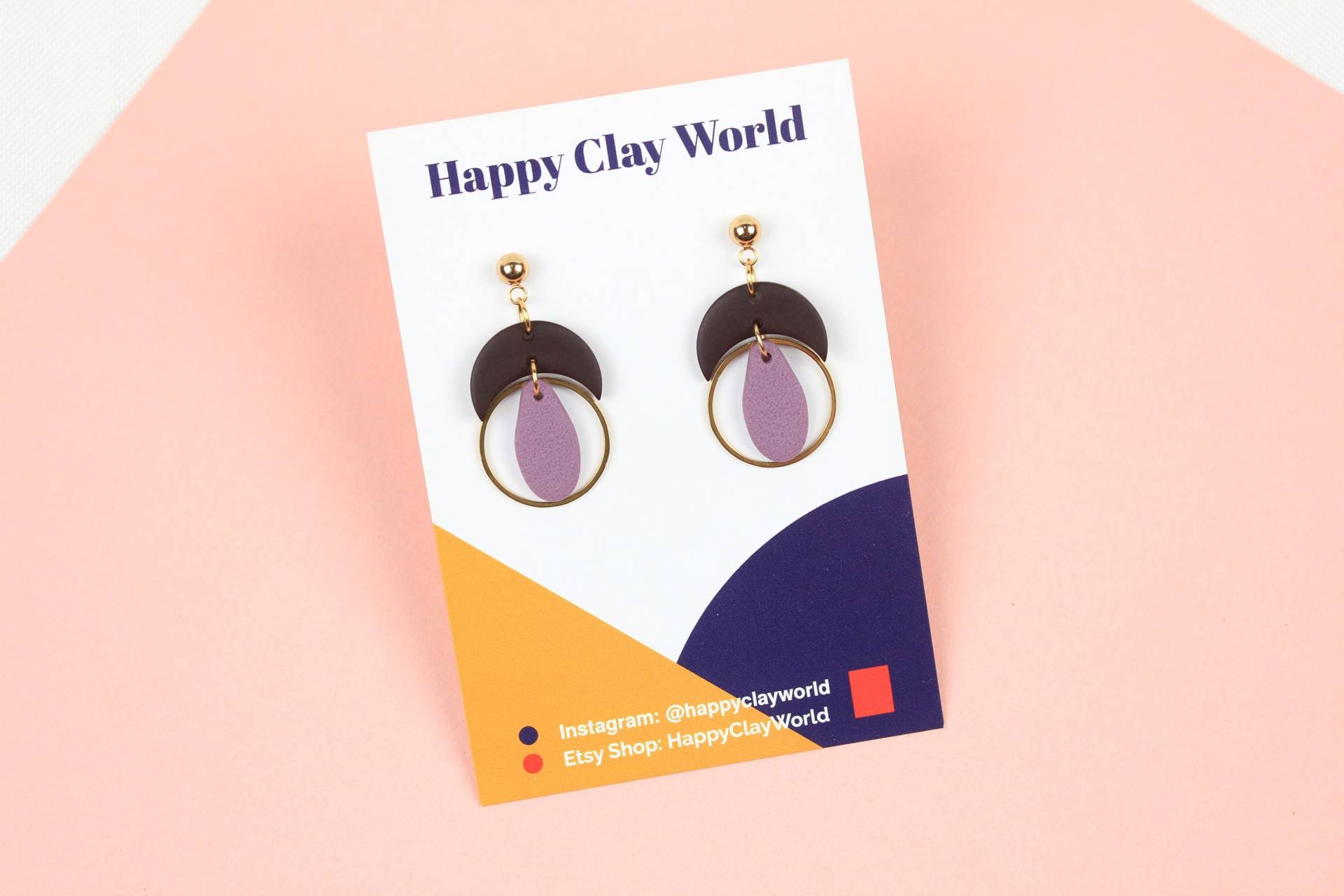 Polymer Clay Ohrringe, Minimalistisch Dunkelbraun Mond Ohrringe Aus Mit Vergoldeten Edelstahl Kreis Und Lila/Mauve Anhänger von HappyClayWorld